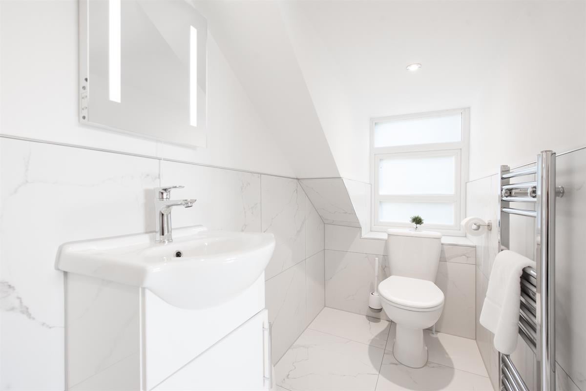 Room Crown Street in Brentwood