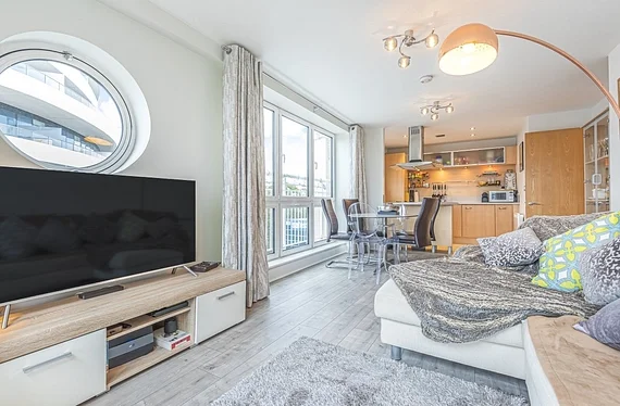 Flat Harroway Road in Greater London