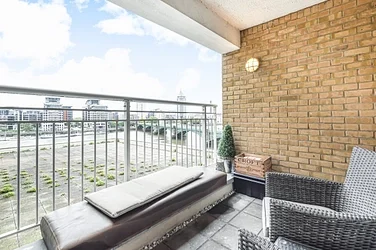 Flat Harroway Road in Greater London