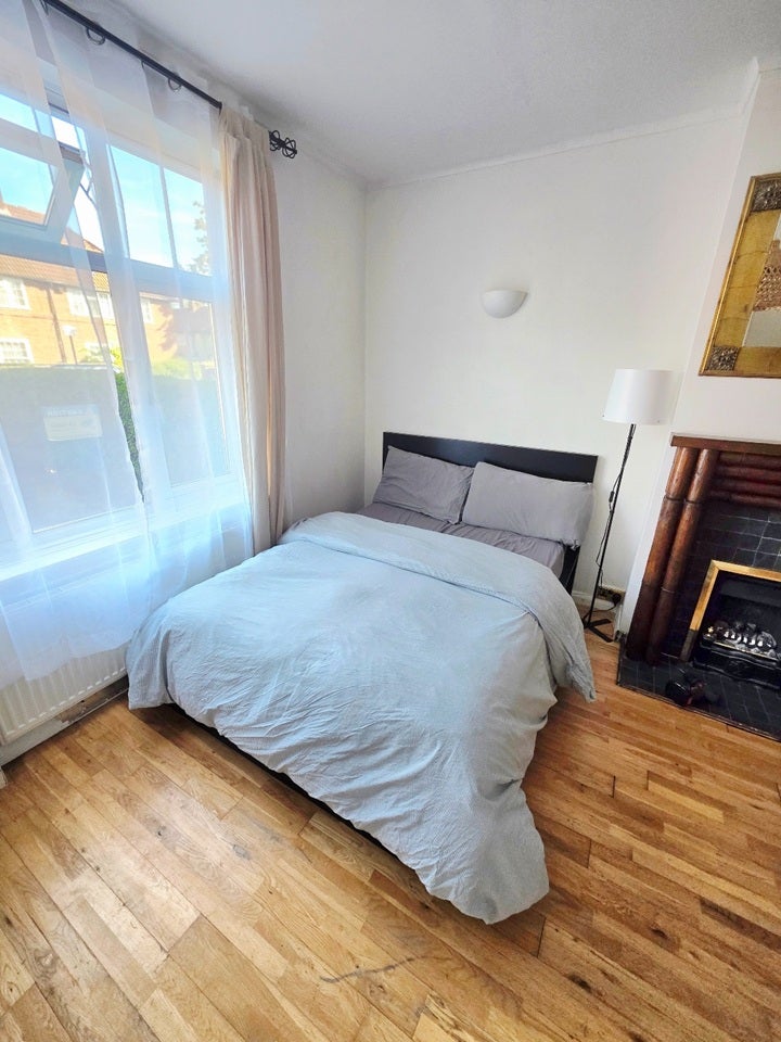 Flat Heathstan Road in Greater London