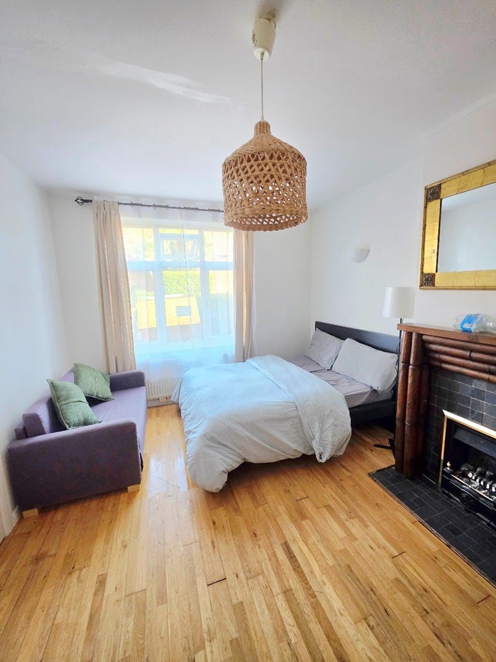 Flat Heathstan Road in Greater London