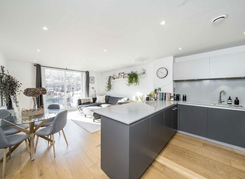Flat Gideon Road in Greater London