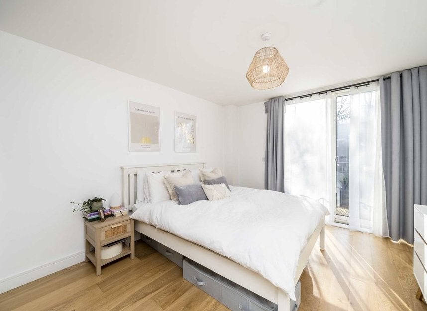 Flat Gideon Road in Greater London