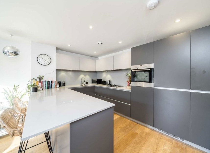 Flat Gideon Road in Greater London