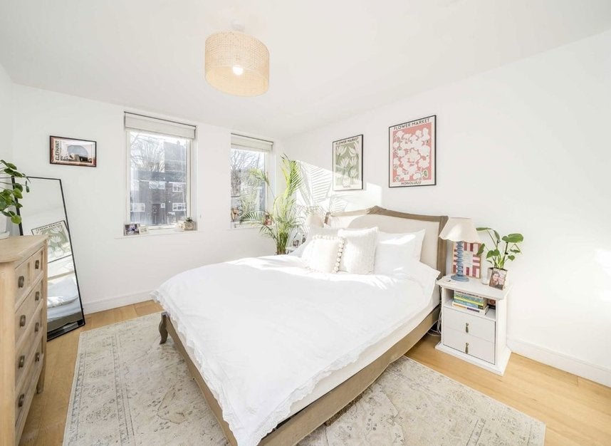 Flat Gideon Road in Greater London
