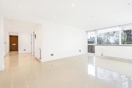 Flat Hendon Lane in Greater London