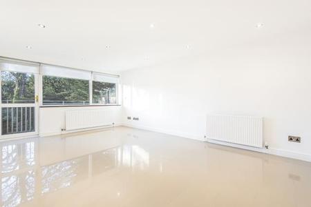 Flat Hendon Lane in Greater London