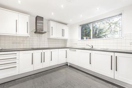 Flat Hendon Lane in Greater London
