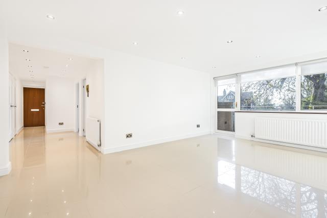 Flat Hendon Lane in Greater London