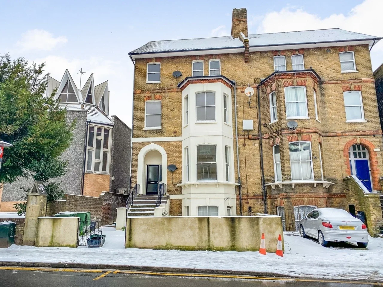 Flat Hamlet Road in Greater London