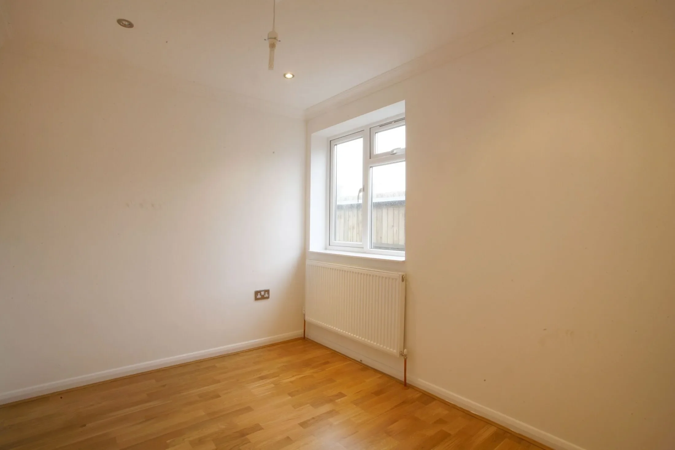 Flat Walton Avenue in Greater London