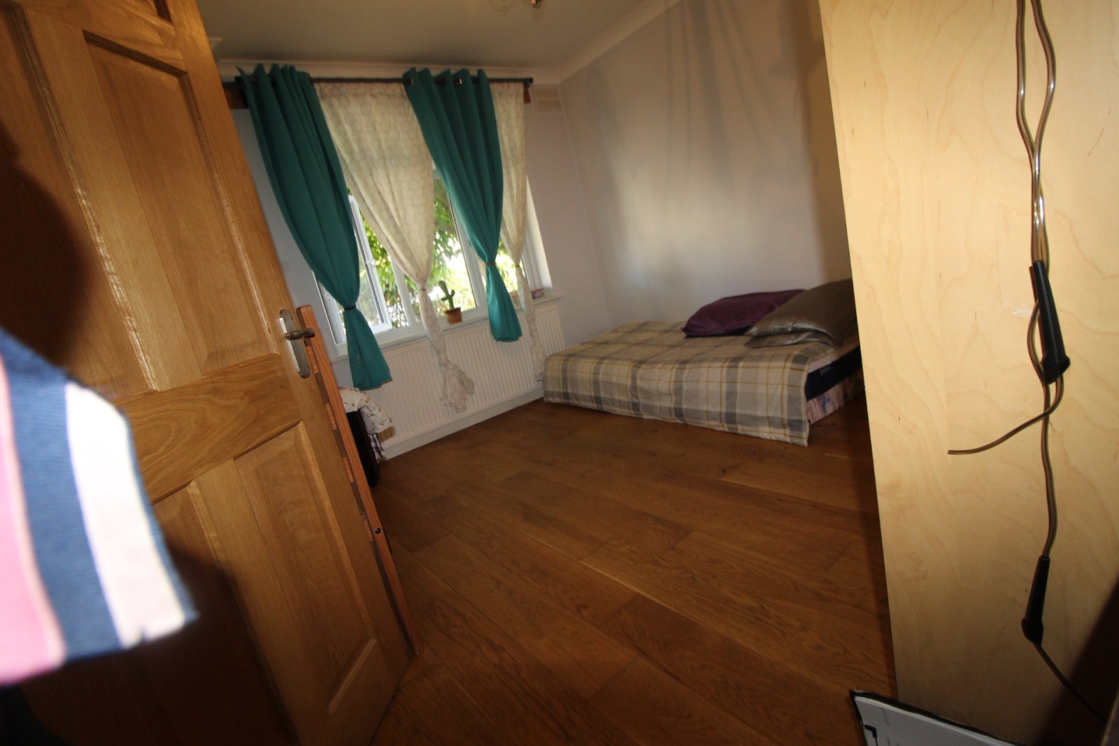 Flat Laburnum Avenue in London