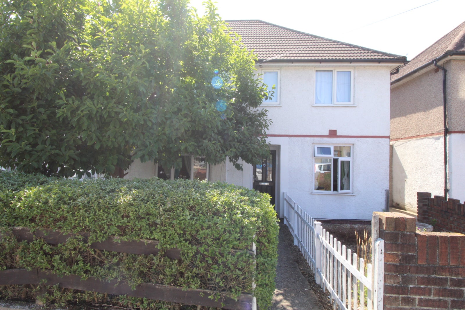 Flat Laburnum Avenue in London