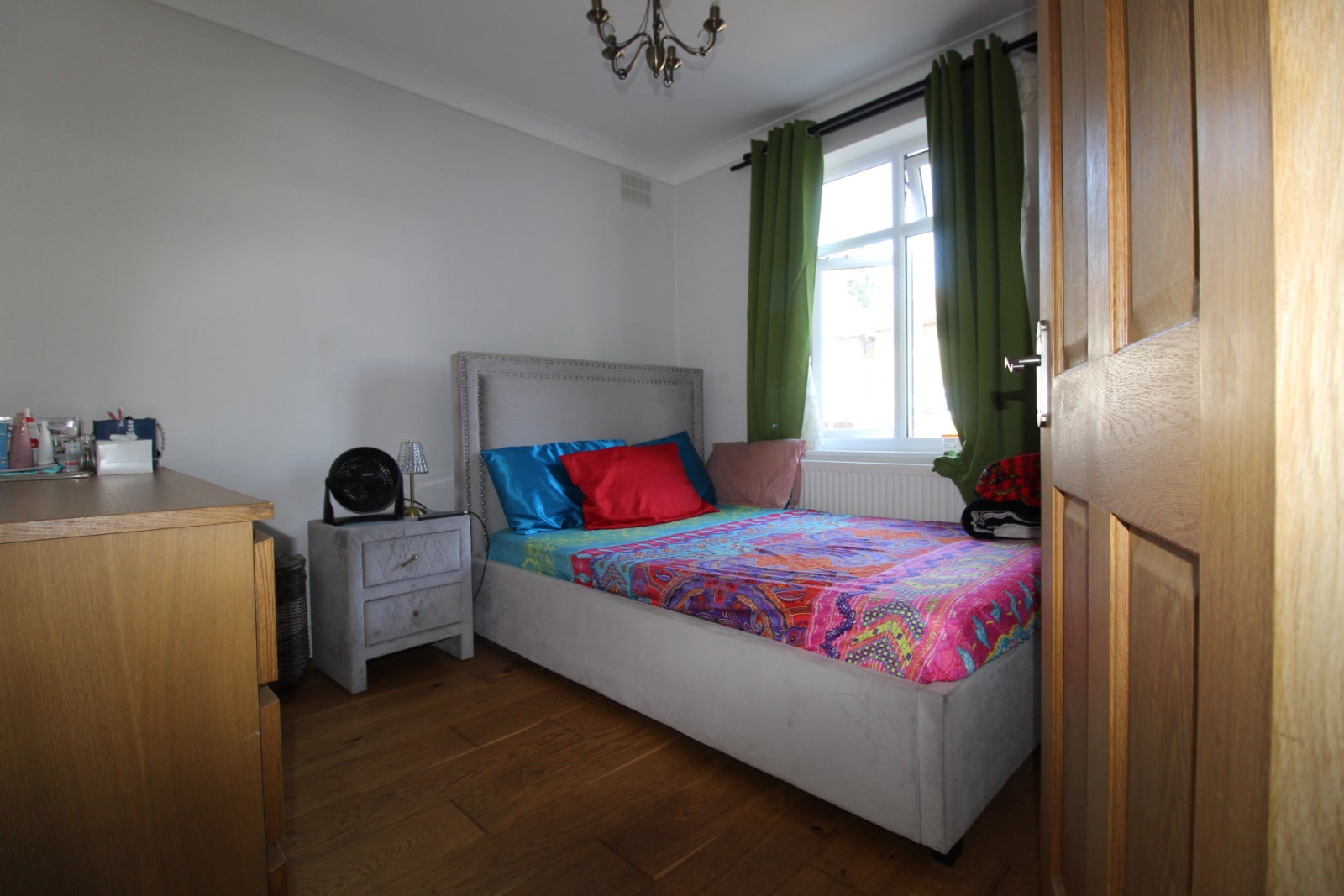 Flat Laburnum Avenue in London