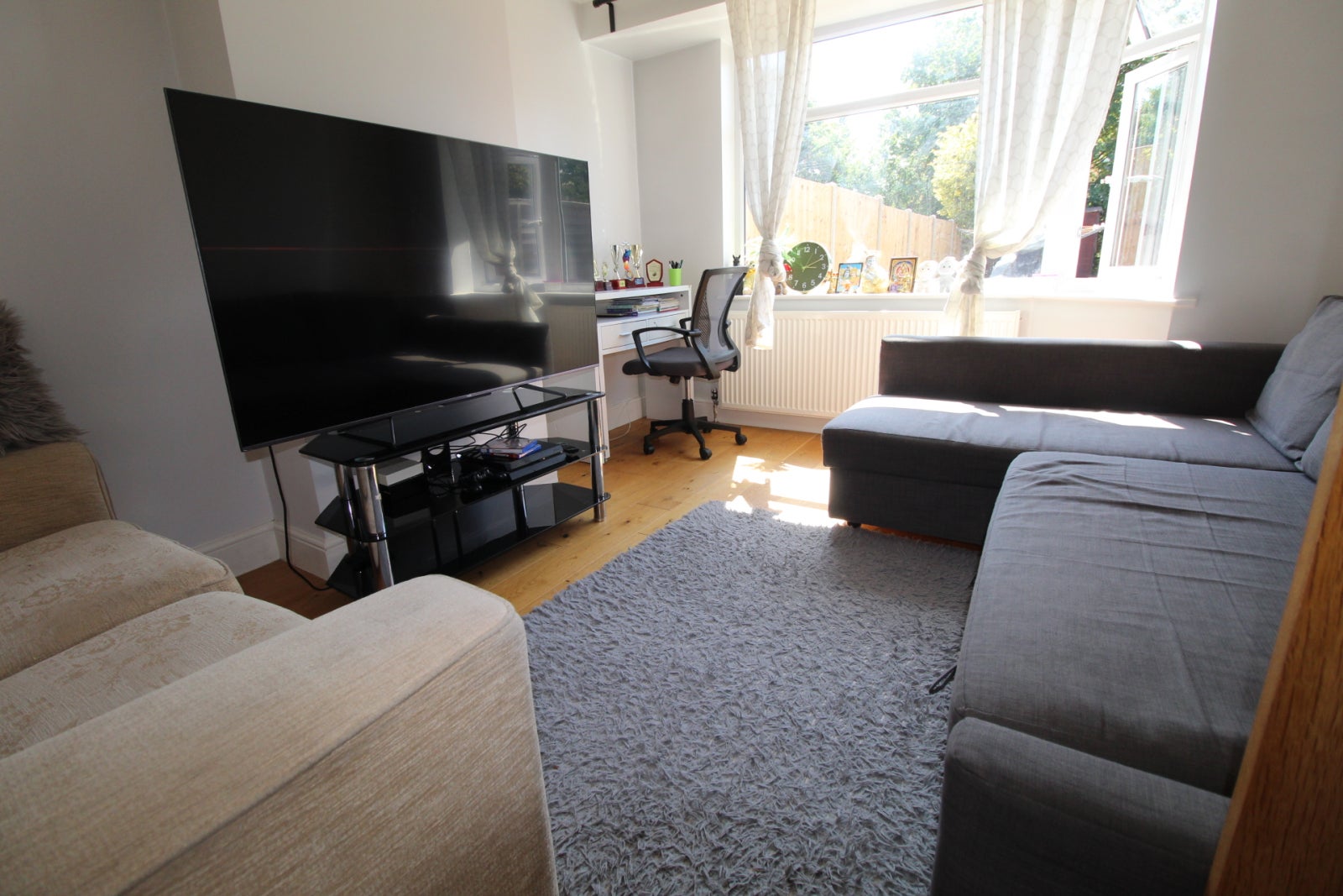 Flat Laburnum Avenue in London