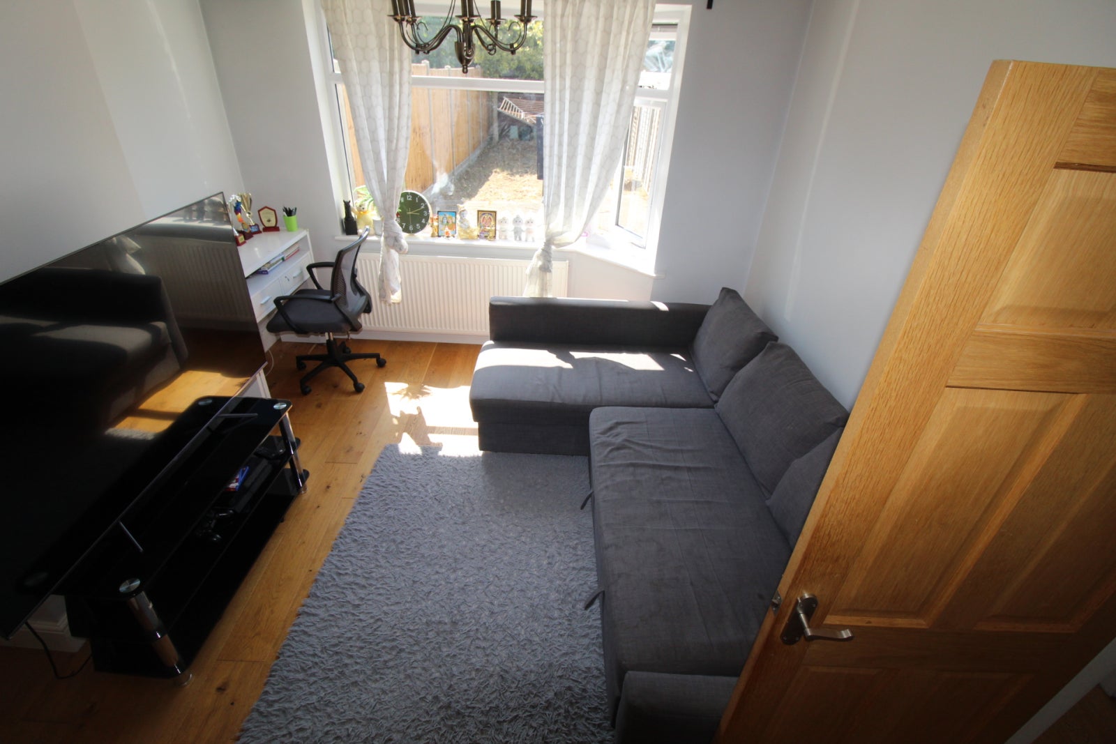 Flat Laburnum Avenue in London