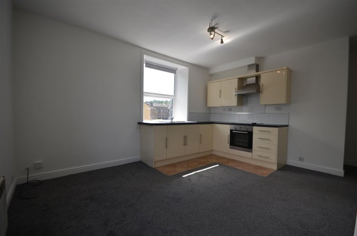 Flat Huddleston Court in Kirklees