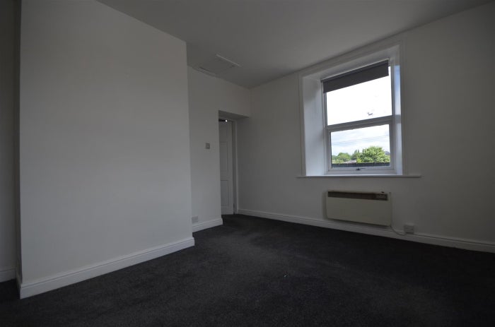 Flat Huddleston Court in Kirklees
