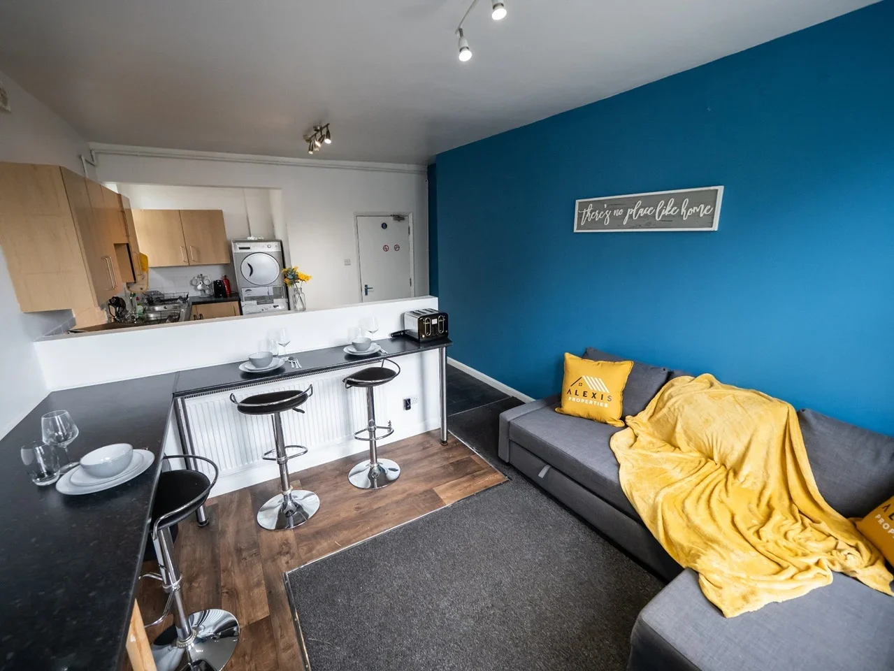 Room Clarendon Road in Portsmouth