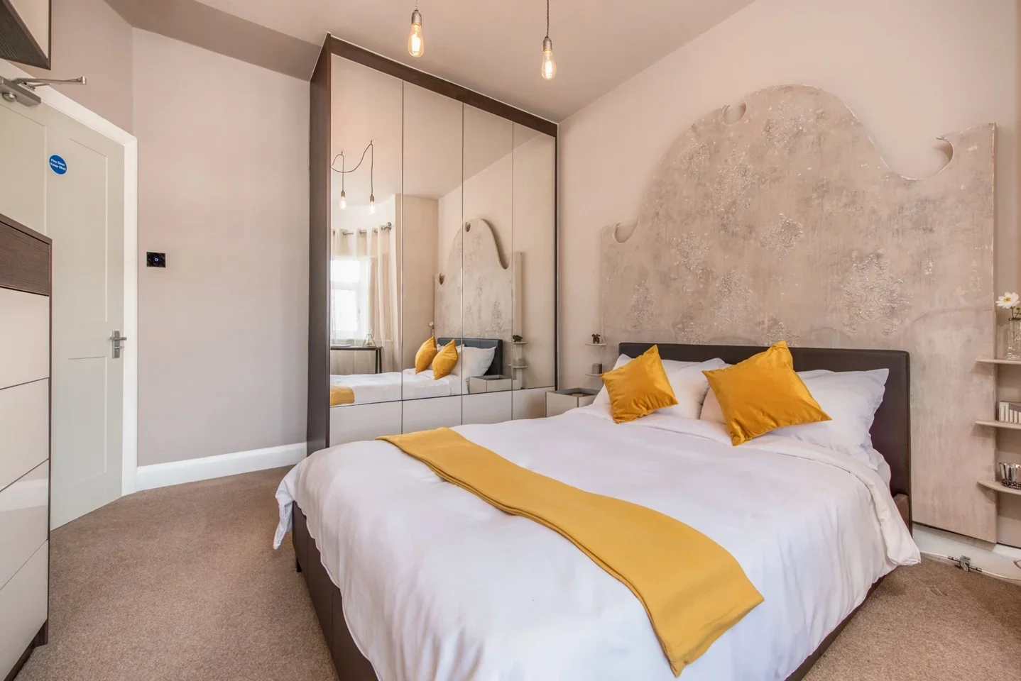 Room Rosecroft Gardens in Greater London