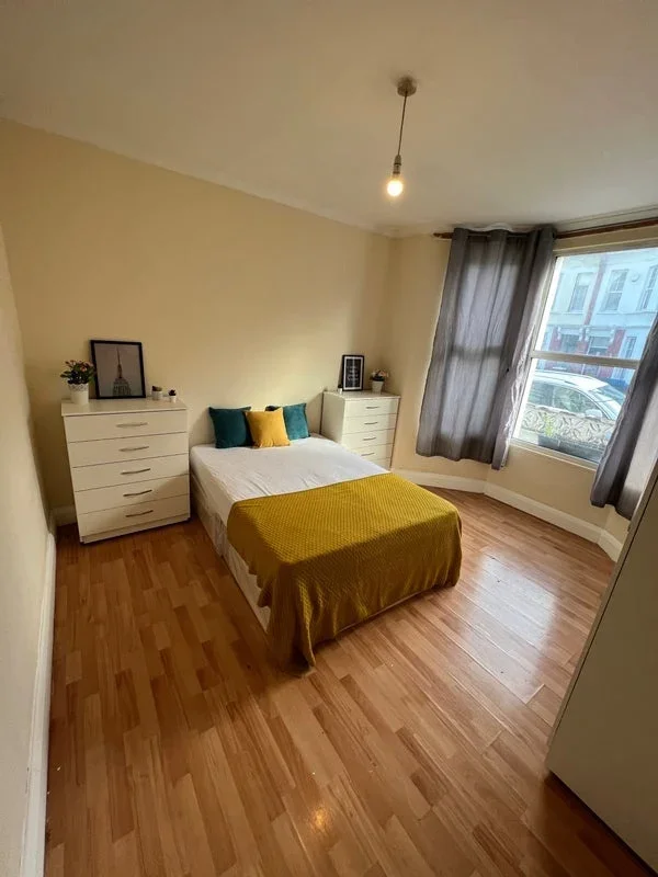 Room Wales Farm Road in Greater London