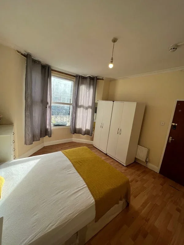 Room Wales Farm Road in Greater London