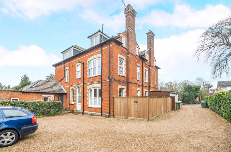 Flat Upper Edgeborough Road in Guildford