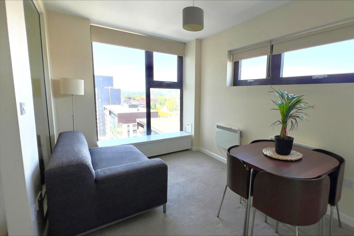 Flat Castlebank Place in Glasgow