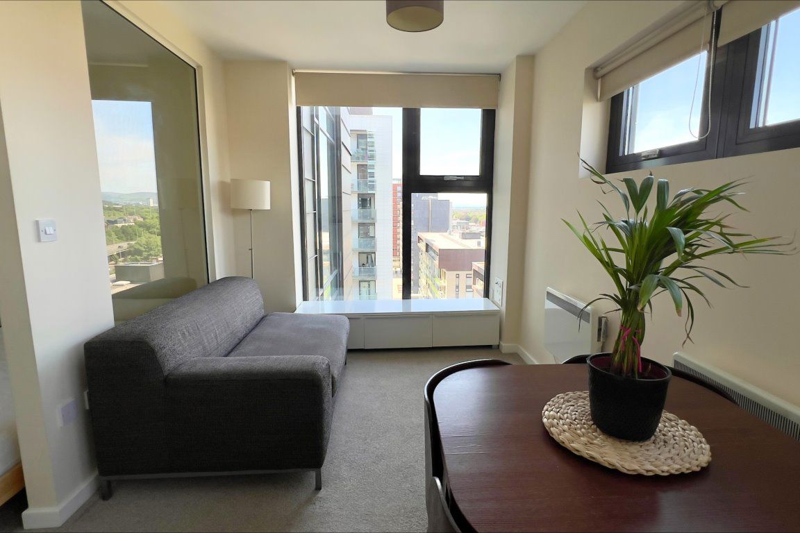 Flat Castlebank Place in Glasgow