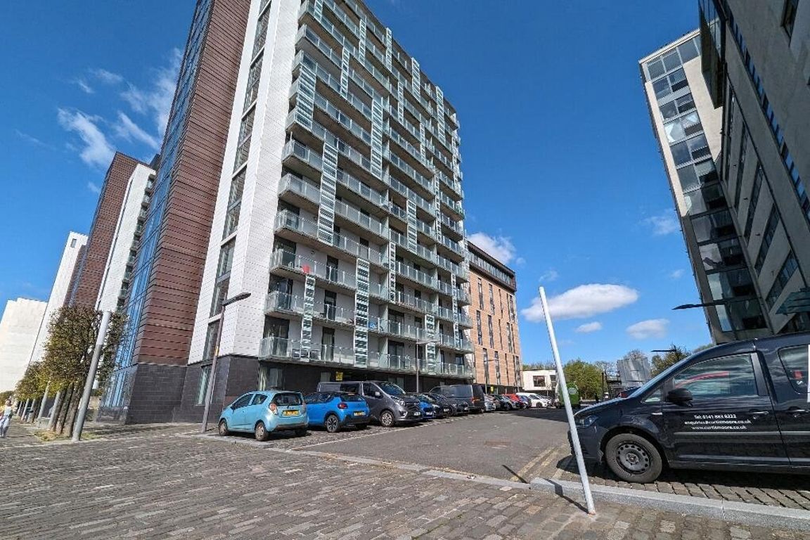 Flat Castlebank Place in Glasgow