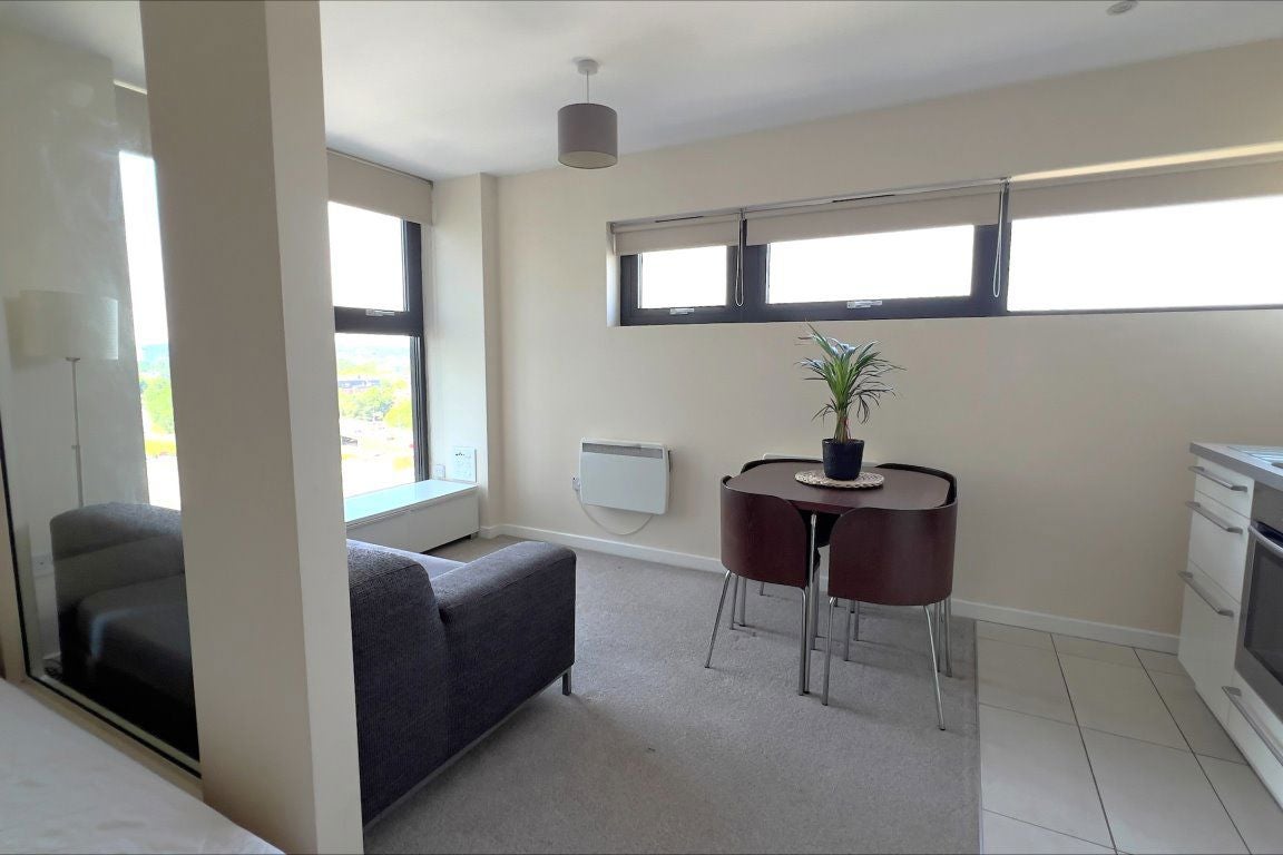 Flat Castlebank Place in Glasgow