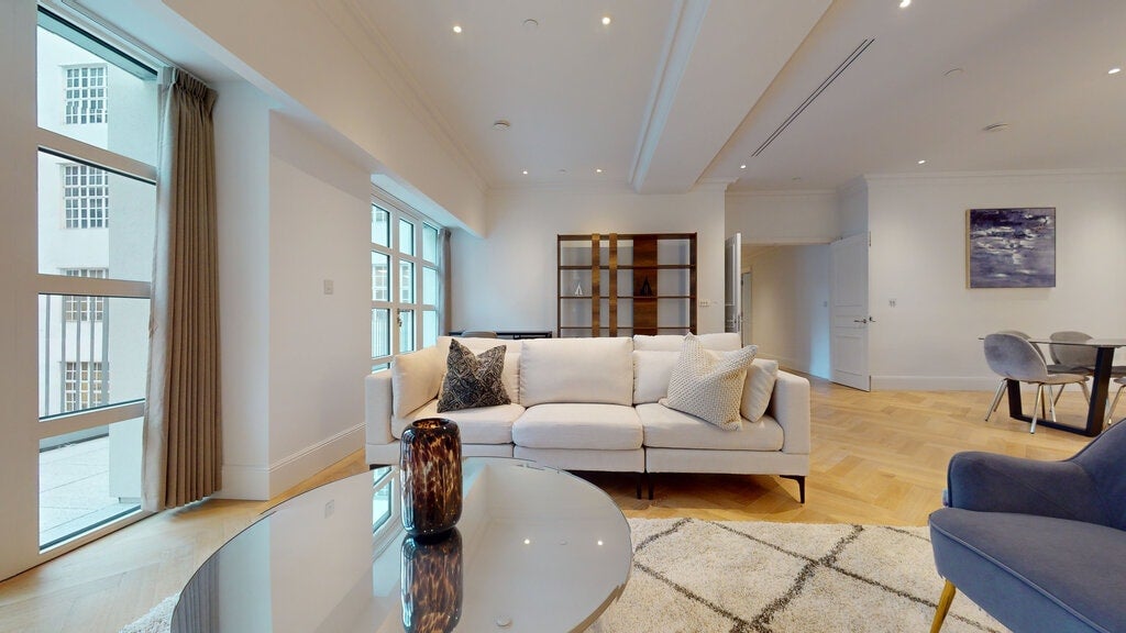 Flat Smith Square in City of Westminster