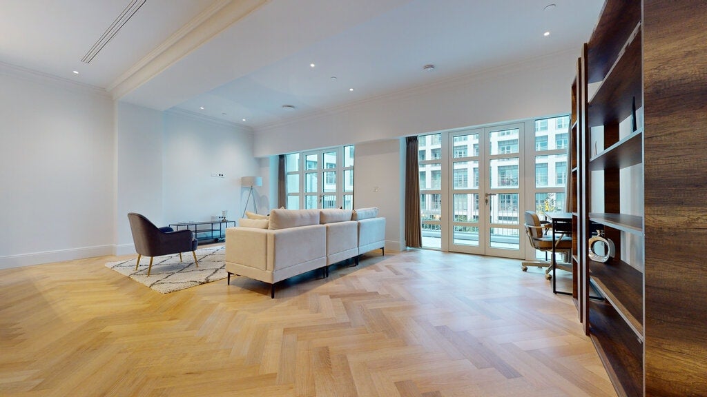 Flat Smith Square in City of Westminster