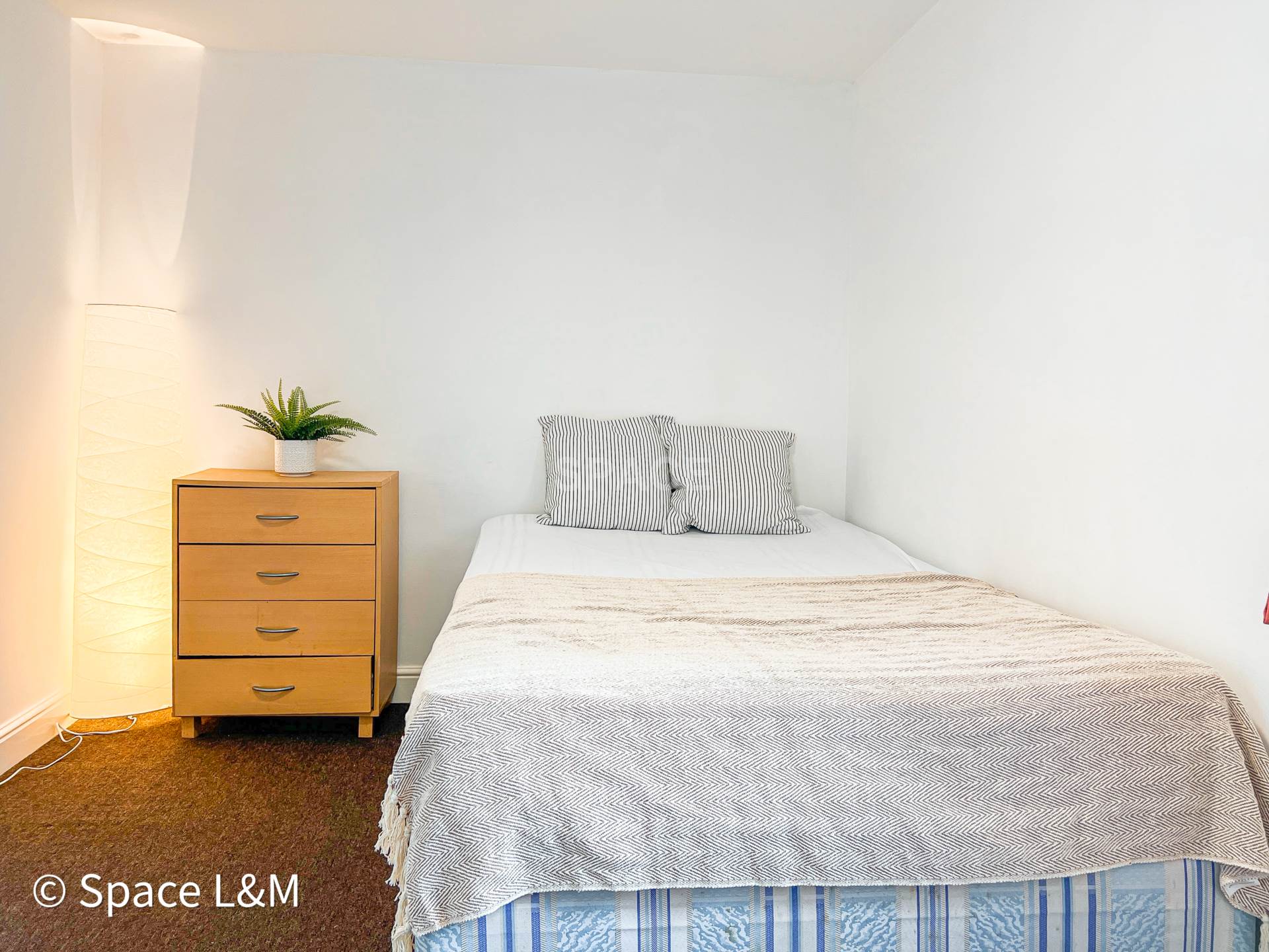 Room Basingstoke Road in Reading