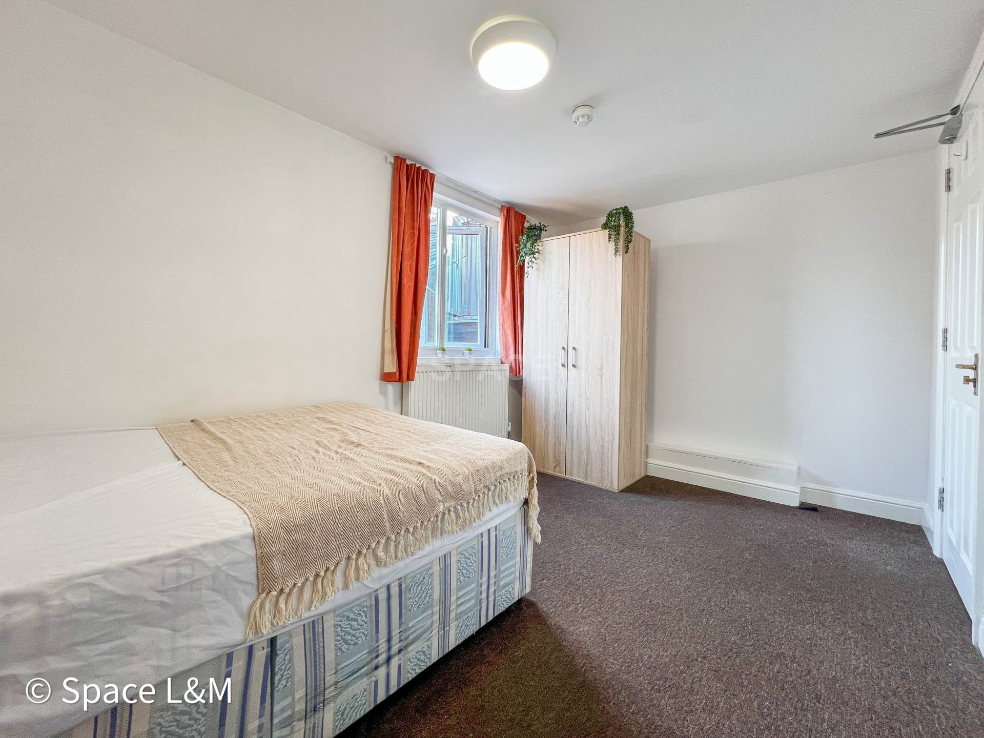 Room Basingstoke Road in Reading
