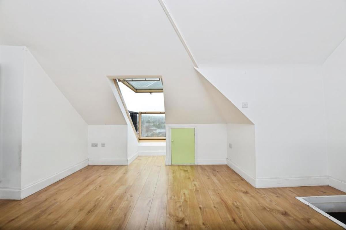 Flat Vicarage Road in Bristol
