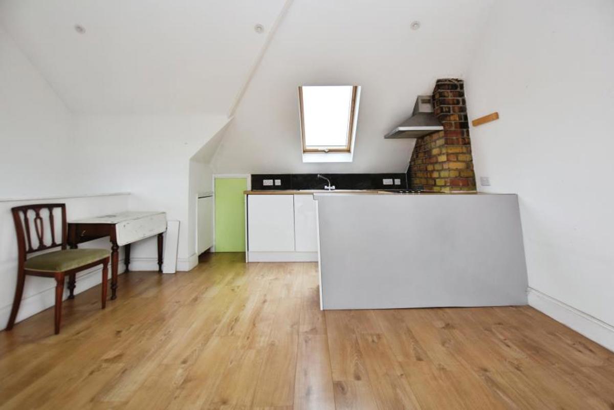 Flat Vicarage Road in Bristol