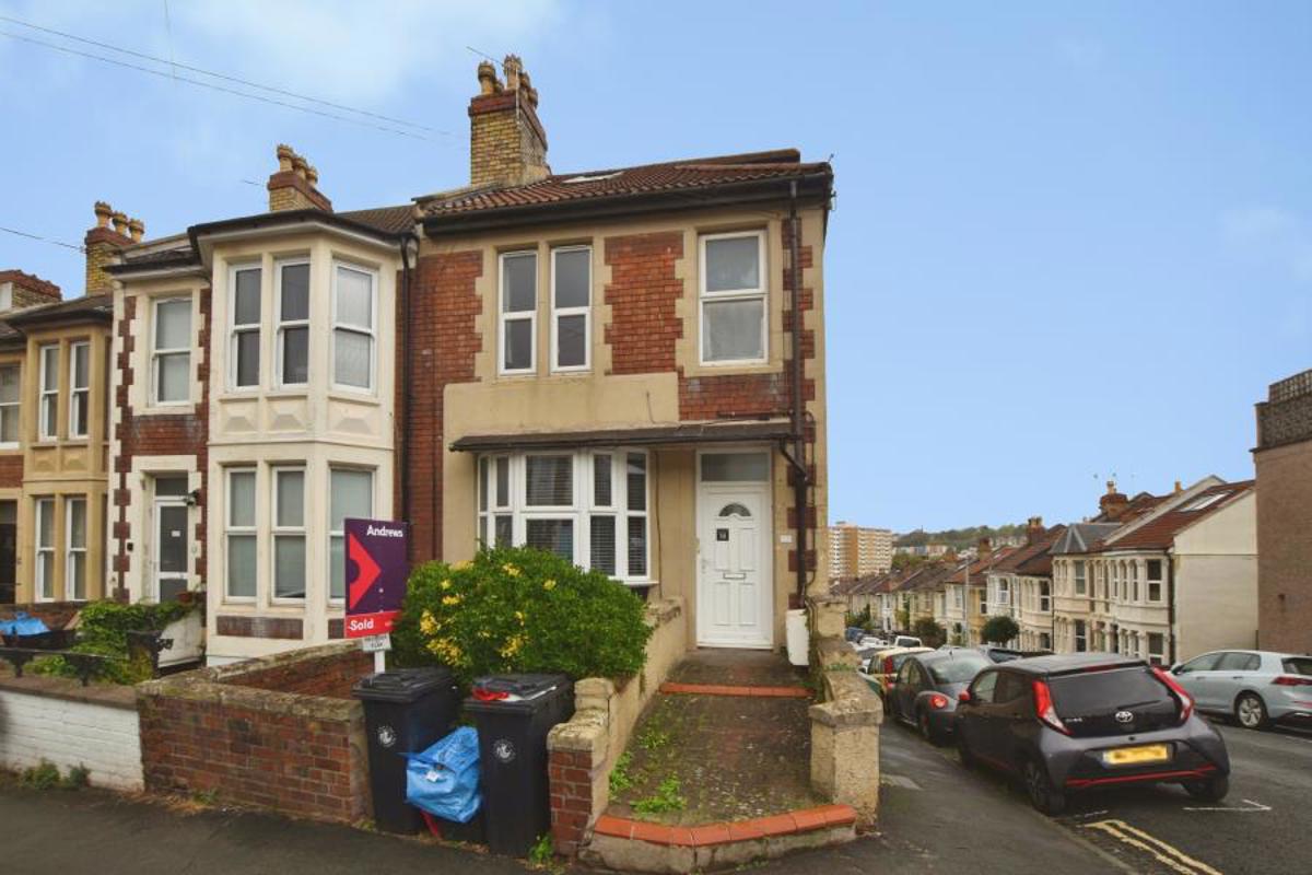 Flat Vicarage Road in Bristol