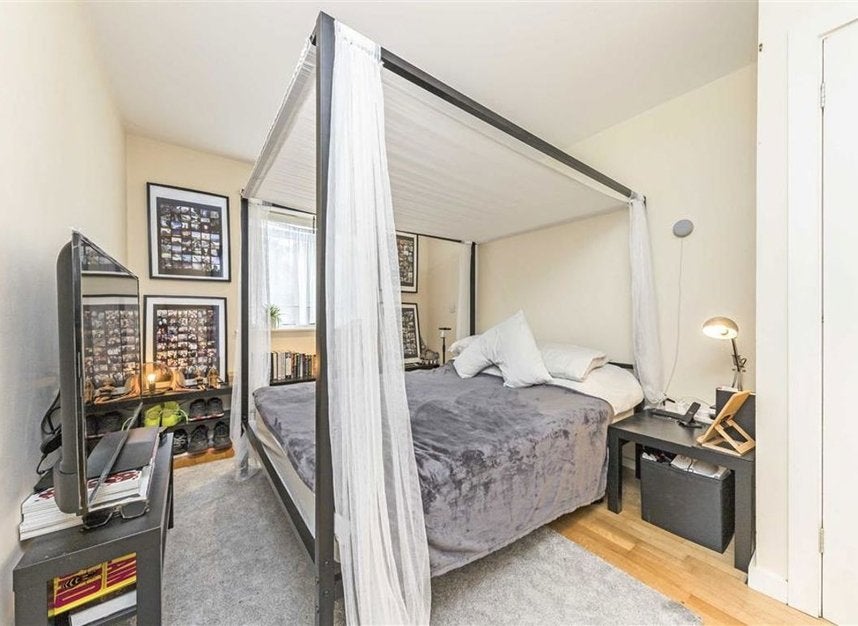 Flat Mill Pond Close in Greater London