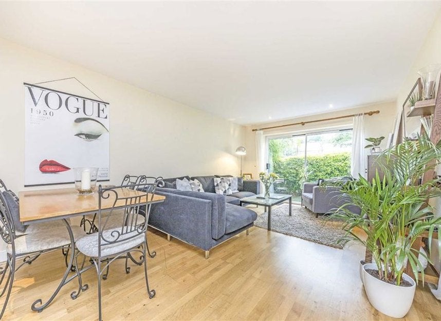 Flat Mill Pond Close in Greater London