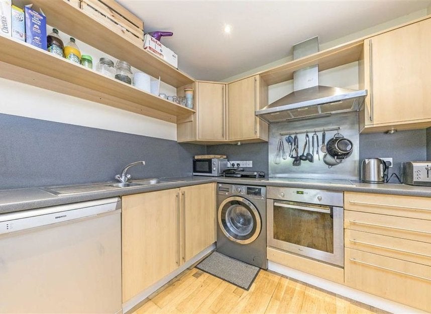 Flat Mill Pond Close in Greater London