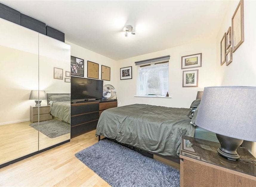 Flat Mill Pond Close in Greater London