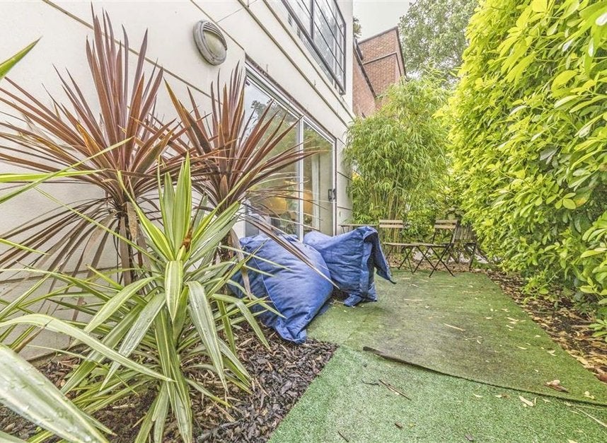 Flat Mill Pond Close in Greater London