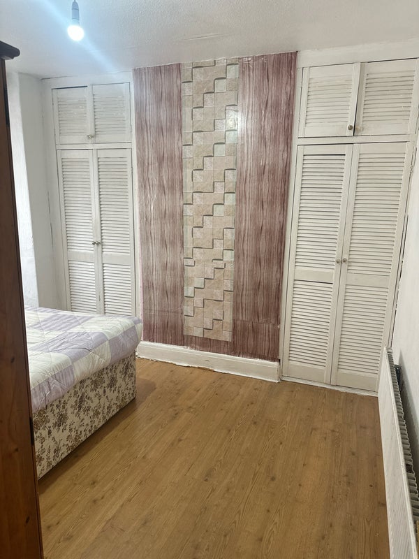 Room Greenstead Avenue in Manchester