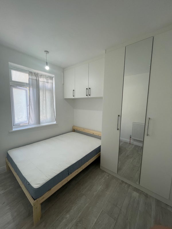 Room Lower Addiscombe Road in Greater London