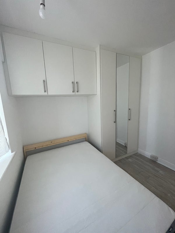 Room Lower Addiscombe Road in Greater London