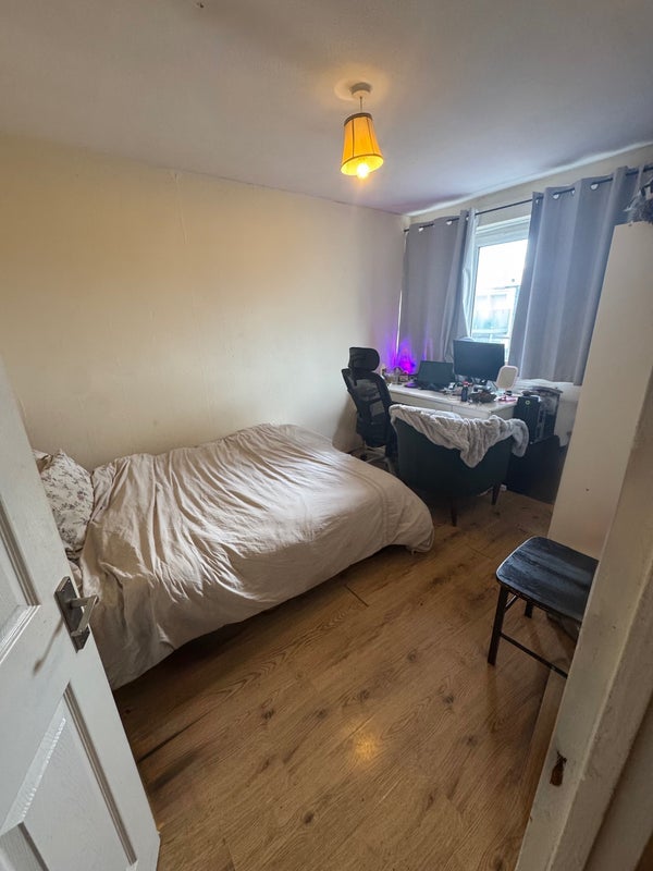 Room Burdett Road in Greater London