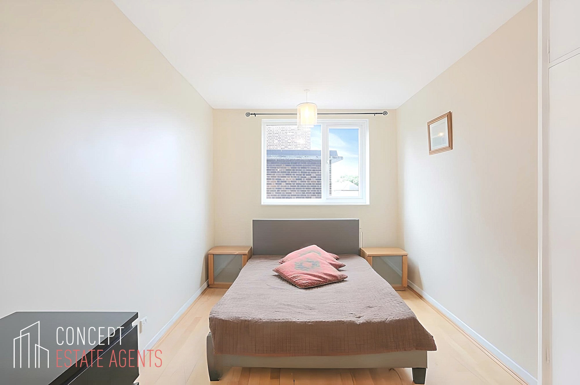 Flat Heathfield Road in Greater London