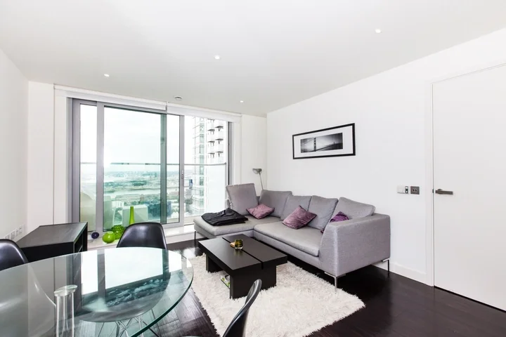 Flat Dockyard Lane in Greater London