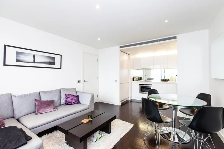 Flat Dockyard Lane in Greater London